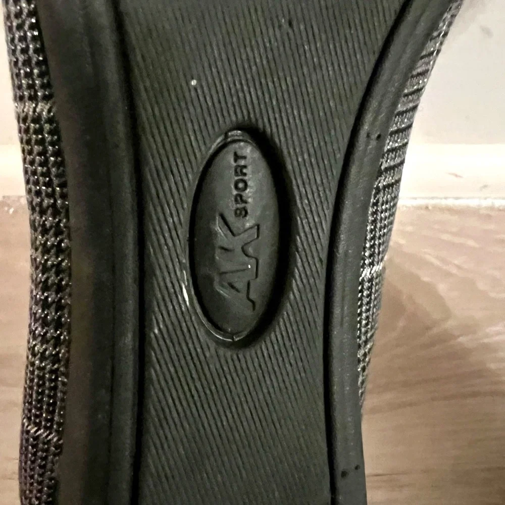 NWOT Anne Klein AK Sport Flats Women’s 7.5M Gray Textile Buckle Slip-On - Picture 6 of 7